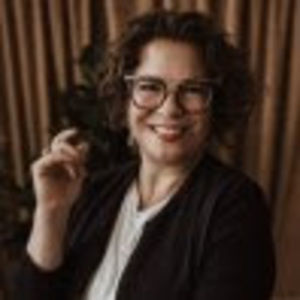 Meet your Posher, Lora